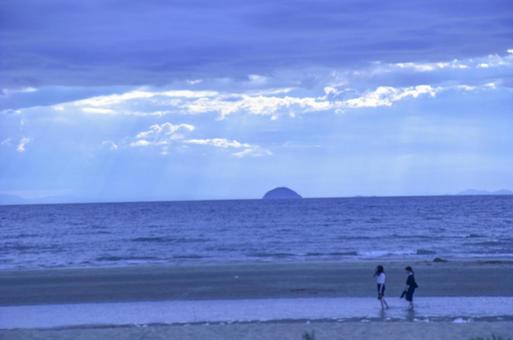 雲の間から差す日差し 雲の間から差す日差しの写真
