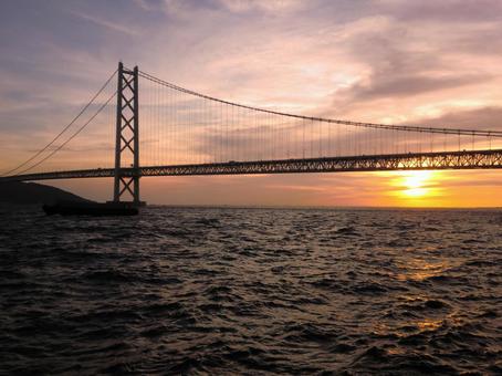 明石海峡大橋と夕陽 明石海峡大橋と夕陽の写真