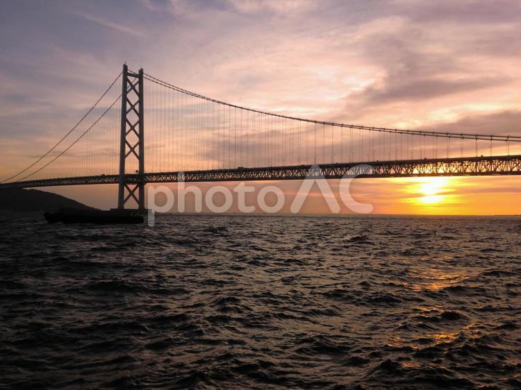 明石海峡大橋と夕陽 夕景,夕日,海の写真素材