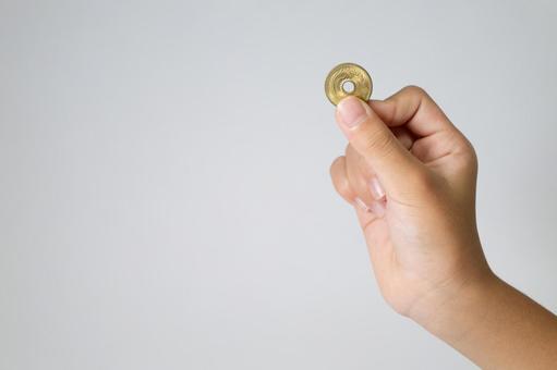 5円玉を持つ子供の手のクローズアップ 5円玉,硬貨,日本の写真素材