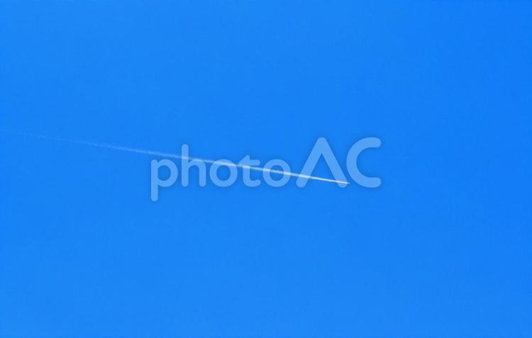 晴れ渡る空に一筋の飛行機雲 飛行機雲,青空,大空の写真素材