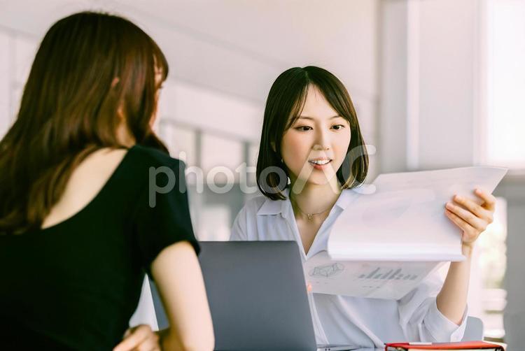 ミーティングをする2人のビジネスウーマン 女性,ビジネス,ビジネスウーマンの写真素材