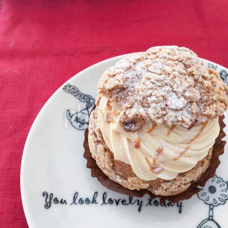 とっても美味しいシュークリーム シュークリーム,洋菓子,キャラメルソースの写真素材