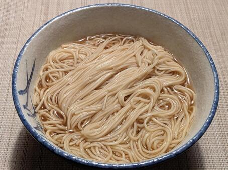 大雪前の火曜日の朝に自宅で食べたラーメン 素ラーメン,麺食,軽食の写真素材