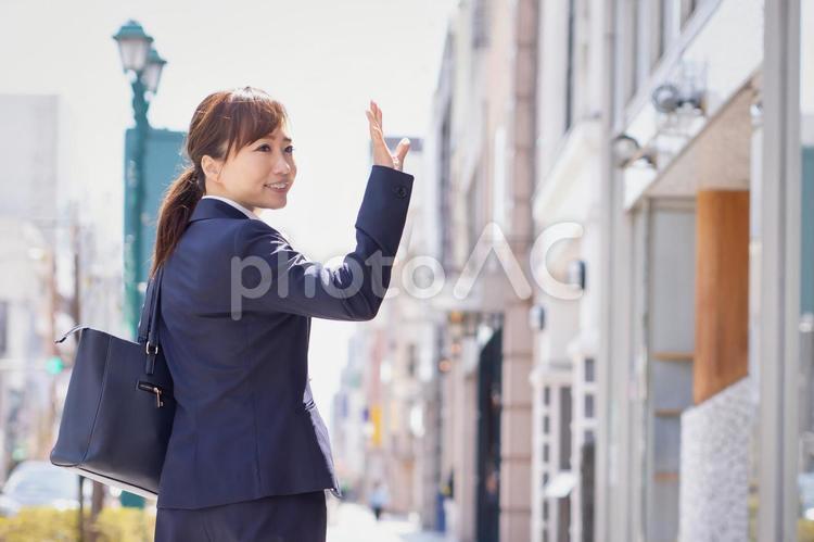 外回りする会社員 ビジネスウーマン,挨拶,バイバイの写真素材