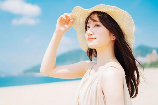 夏の海を背景にした若い女性 女性,夏,海の写真素材