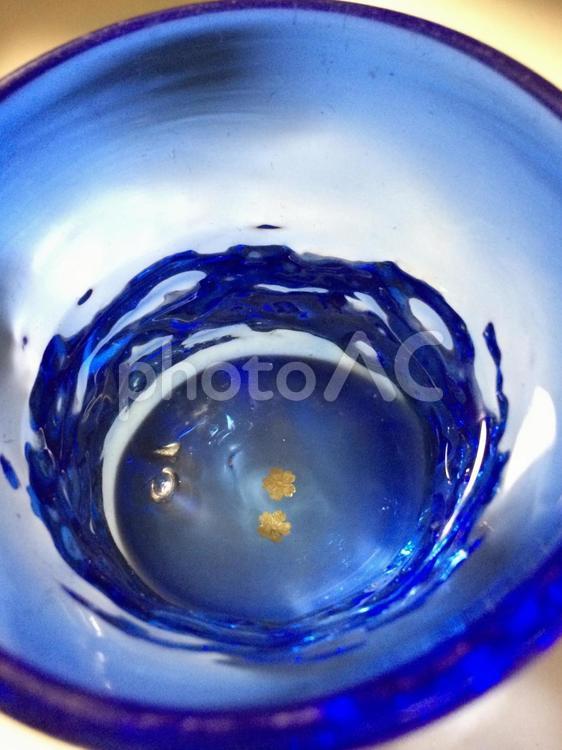 金箔入りの日本酒と琉球ガラスのグラス ぬれた,鮮やか,ガラス製品の写真素材