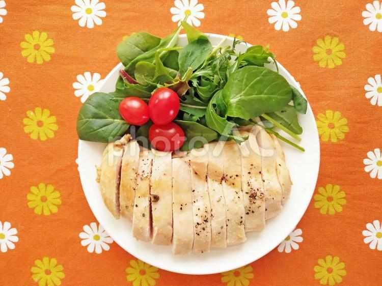 サラダチキン風　上から見た画 鶏胸肉,サラダチキン,ミニトマトの写真素材