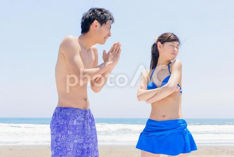 怒っている女性と謝る男性14 カップル,日本人,夏の写真素材