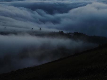 雲海に浮かぶ霧ヶ峰高原の写真