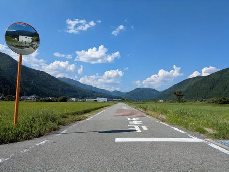 晴れた日の真っ直ぐな田舎道とカーブミラー 晴れた日の真っ直ぐな田舎道とカーブミラー 道,田舎,カーブミラーの写真素材