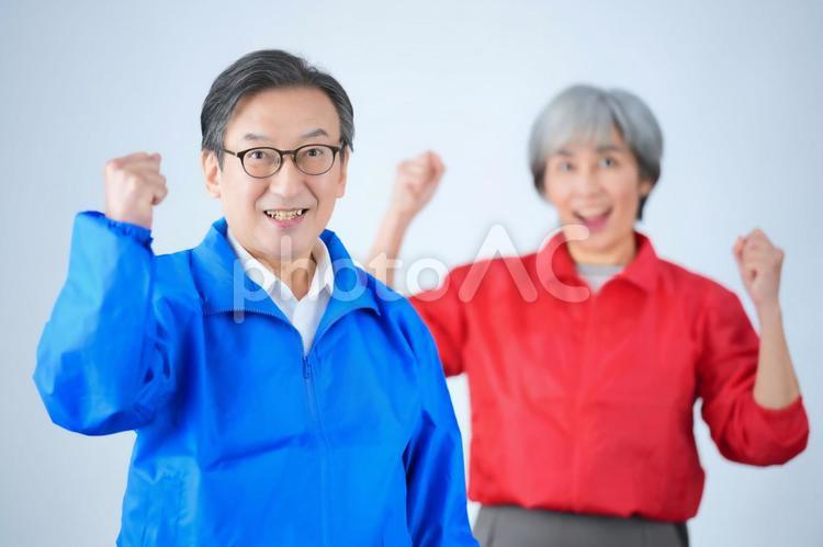 赤と水色のジャンバーの男性と女性１ 男性,女性,シルバー人材の写真素材