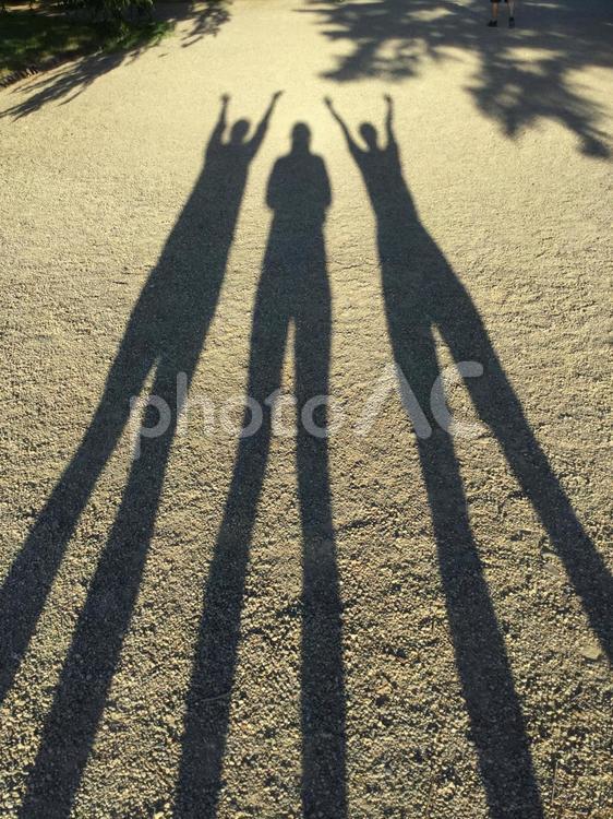 夕暮れの友情 影,助言,道路の写真素材