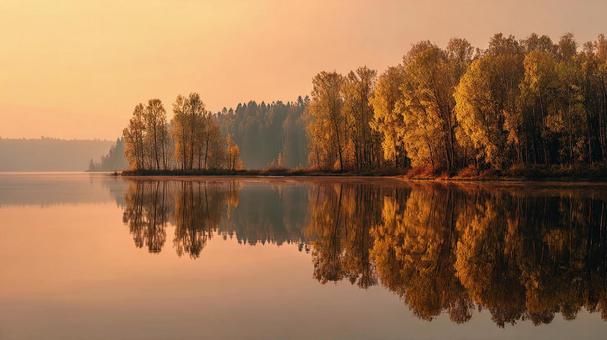 夕焼けが映る静かな湖 夕焼けが映る静かな湖の写真