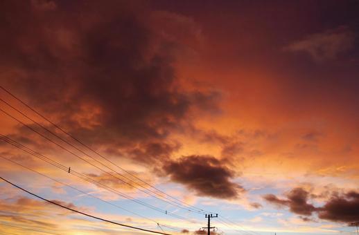濃い色の雲の混ざる夕焼け 濃い色の雲の混ざる夕焼け 夕焼け,空,雲の写真素材