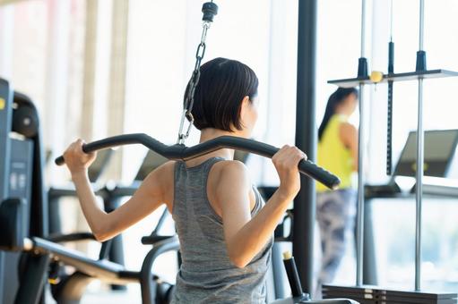 ジムでトレーニングするミドルの女性 ジム,トレーニング,筋トレの写真素材