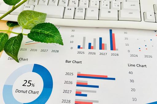 ビジネス書類のグラフとパソコン ビジネス書類のグラフとパソコン グラフ,ビジネス,仕事の写真素材