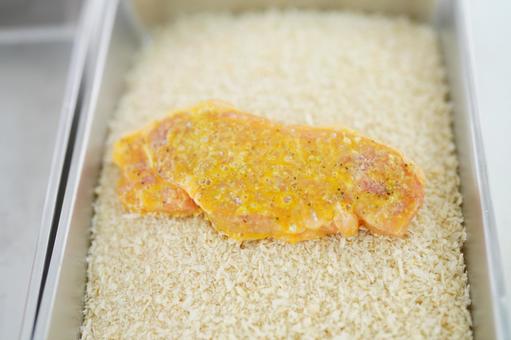 パン粉の上に置かれた卵がついた肉 料理,豚肉,卵の写真素材