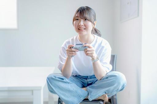 ゲームで遊ぶ若い女性 ゲーム,ゲーマー,ゲーム配信の写真素材