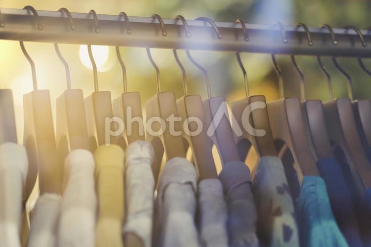 ハンガーに吊るされた衣類 ファッションイメージ ファッション,服,衣類の写真素材