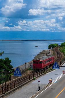 海沿いの電車 海沿いの電車の写真