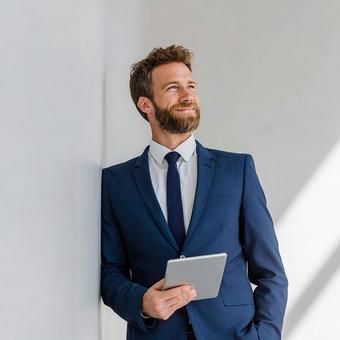 自信に満ちた笑顔のビジネスマンの写真