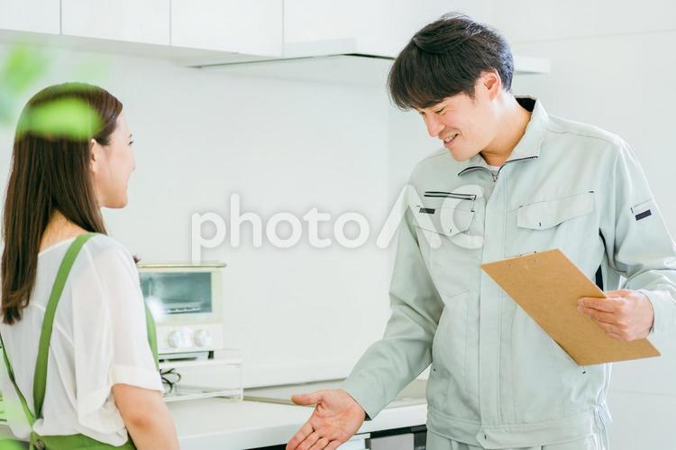 作業着姿の男性と女性（食洗機） 食洗機,食器洗い乾燥機,作業服の写真素材