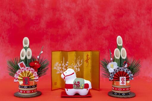 午年の置物と門松 (正月/赤背景/和) お正月,新年,新春の写真素材