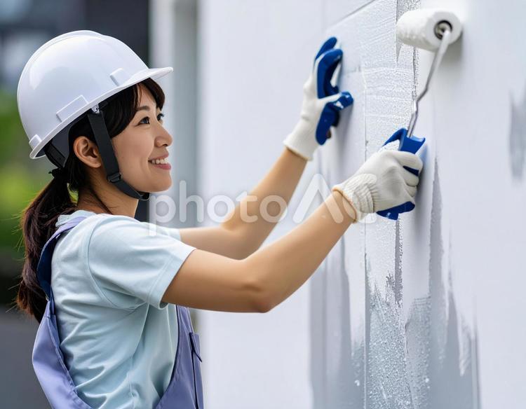 DIYで外壁塗装する女性 外壁塗装,屋根塗装,diyの写真素材
