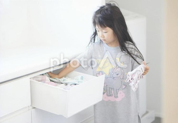 身支度をする寝起きの女の子 子供,女の子,着替えの写真素材