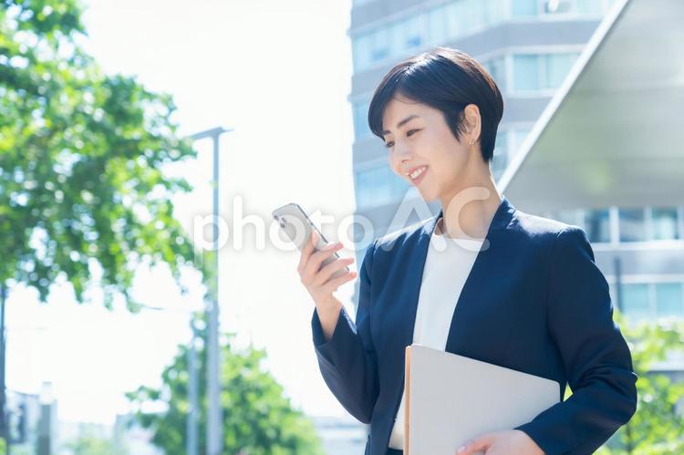 オフィス街で働く若いビジネスウーマン ビジネス,女性,ビジネスウーマンの写真素材