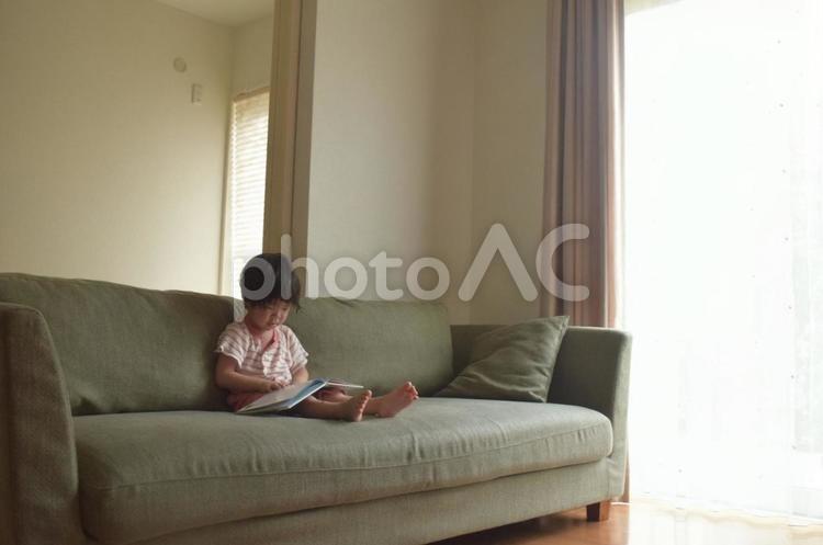 絵本を読む男の子 男の子,絵本,ソファの写真素材