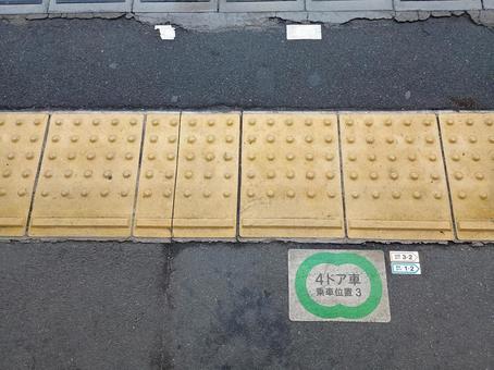 駅の点字ブロック 駅の点字ブロックの写真