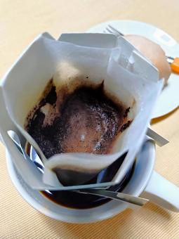 お湯を注いだドリップバッグコーヒー お湯を注いだドリップバッグコーヒーの写真