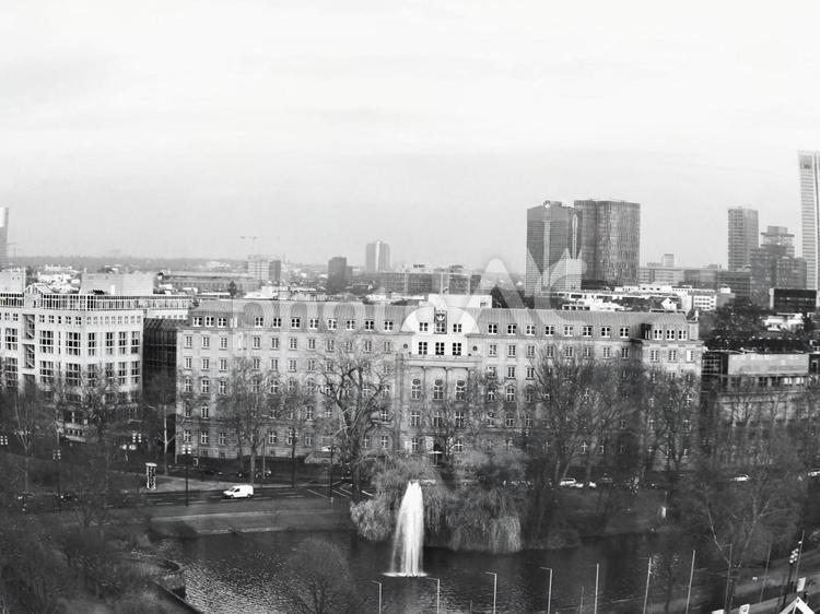 フランクフルトの風景　白黒 ドイツ,フランクフルト,１２月の写真素材