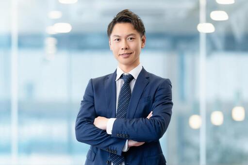 腕組みをする男性ビジネスマン 男性,腕組み,微笑むの写真素材