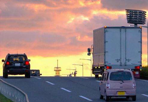 朝焼けの橋の手前の写真