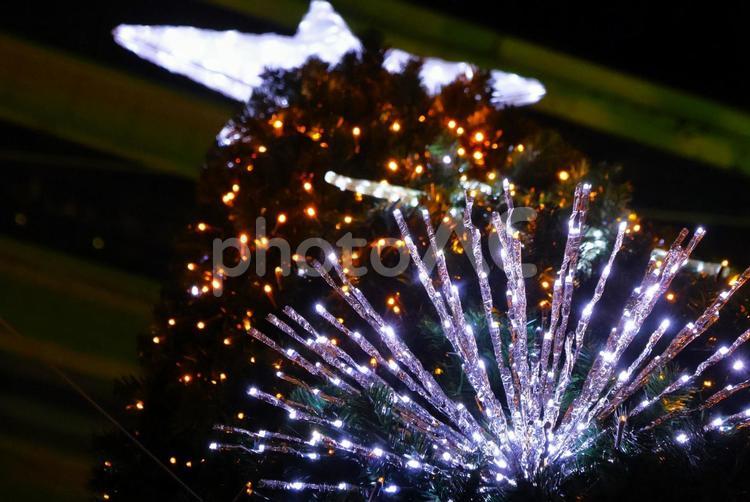 １２月上旬のクリスマスイルミネーション 背景,クリスマスイルミネーション,クリスマスの写真素材