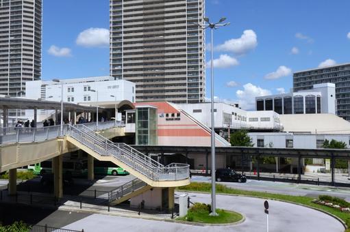 JR高槻駅と駅前ロータリー(大阪府高槻市 JR高槻駅と駅前ロータリー(大阪府高槻市 jr高槻駅,高槻駅,外観の写真素材
