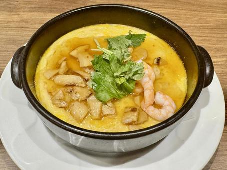 ふわトロ玉子に包まれた雑炊 ふわトロ玉子に包まれた雑炊 玉子,茶碗蒸し,小エビの写真素材