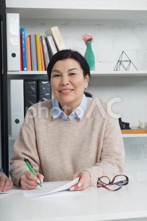 書類を書く老人女性1 老人,女性,シニアの写真素材