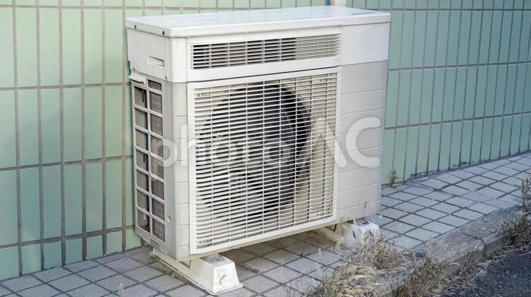 緑のタイル張りの壁沿いに置かれたエアコンの室外機 緑のタイル張りの壁沿いに置かれたエアコンの室外機 室外機,エアコン,換気の写真素材
