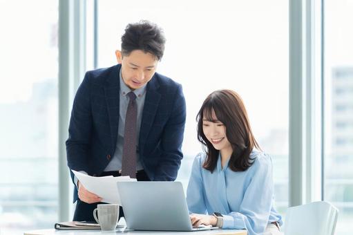 ミーティングをする男女2人のビジネスマン ミーティングをする男女2人のビジネスマン 男性,女性,男女の写真素材