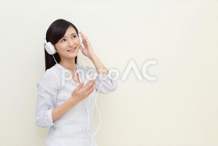女性　スマホ　ヘッドフォン スマホ,スマートフォン,音楽の写真素材
