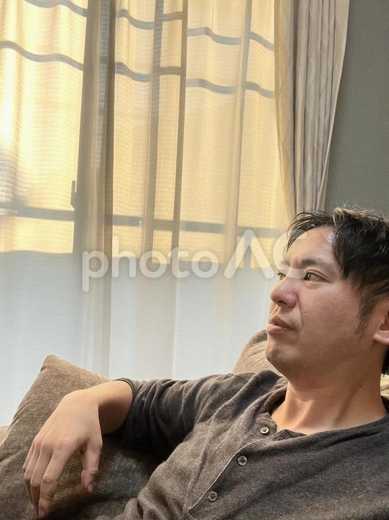 ソファーでくつろぐ男性　251191 リラックス,くつろぐ,休憩の写真素材