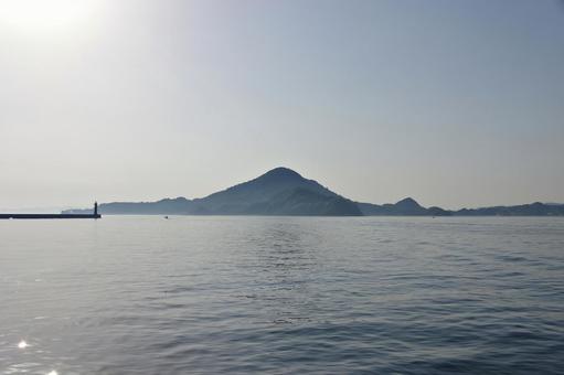 西日と興居島 西日と興居島 興居島,島,西日の写真素材