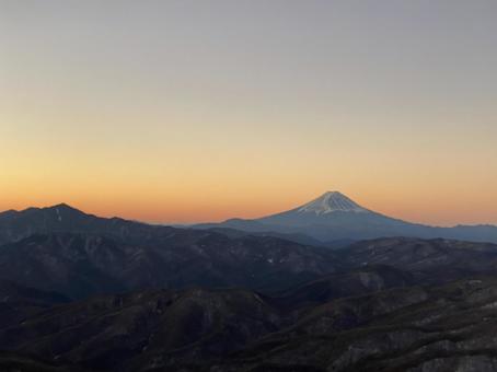 朝焼け空と富士山のシルエット 富士山,朝焼け,初日の出の写真素材