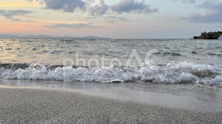 夕日と近い波 泡,浜辺,近いの写真素材