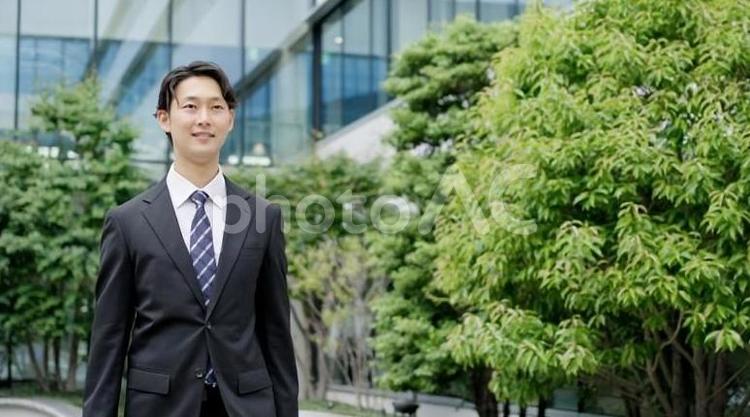 オフィス街を歩くビジネスマン ビジネスマン,歩く,通勤の写真素材
