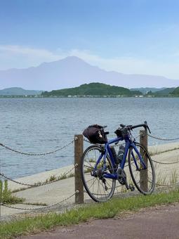 中海と大山と自転車と 中海と大山と自転車と 湖,湖畔,サイクリングの写真素材
